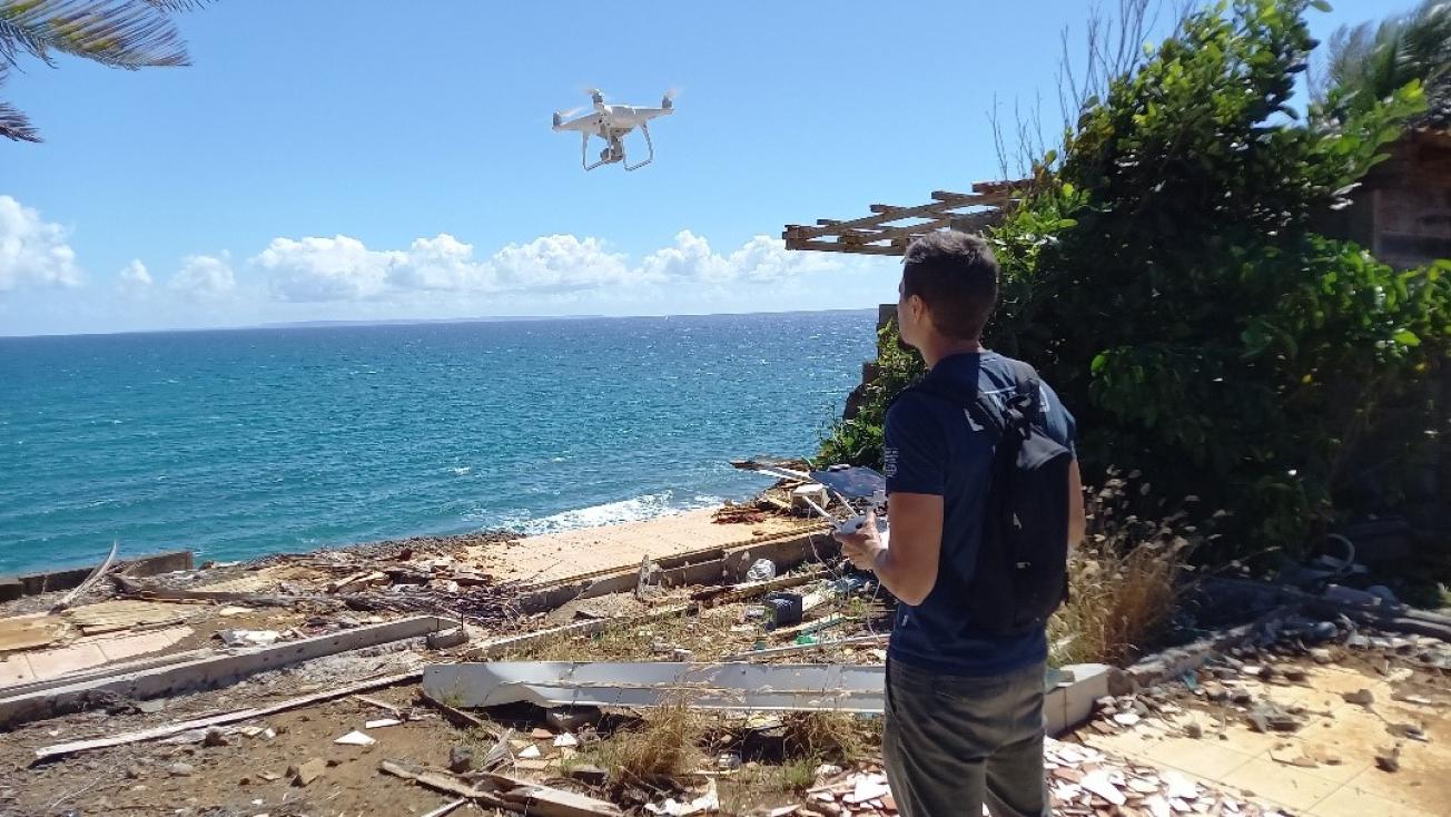 Survol d'un drone sur le site de Carangaise à Capesterre-Belle-Eau pour le suivi photogrammétrique de la falaise