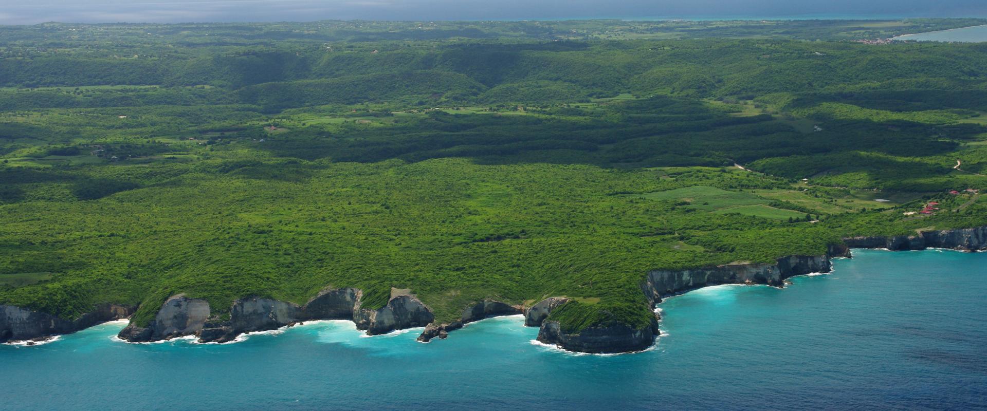 Côte rocheuses à falaises du Nord de l'île de Marie-Galante 