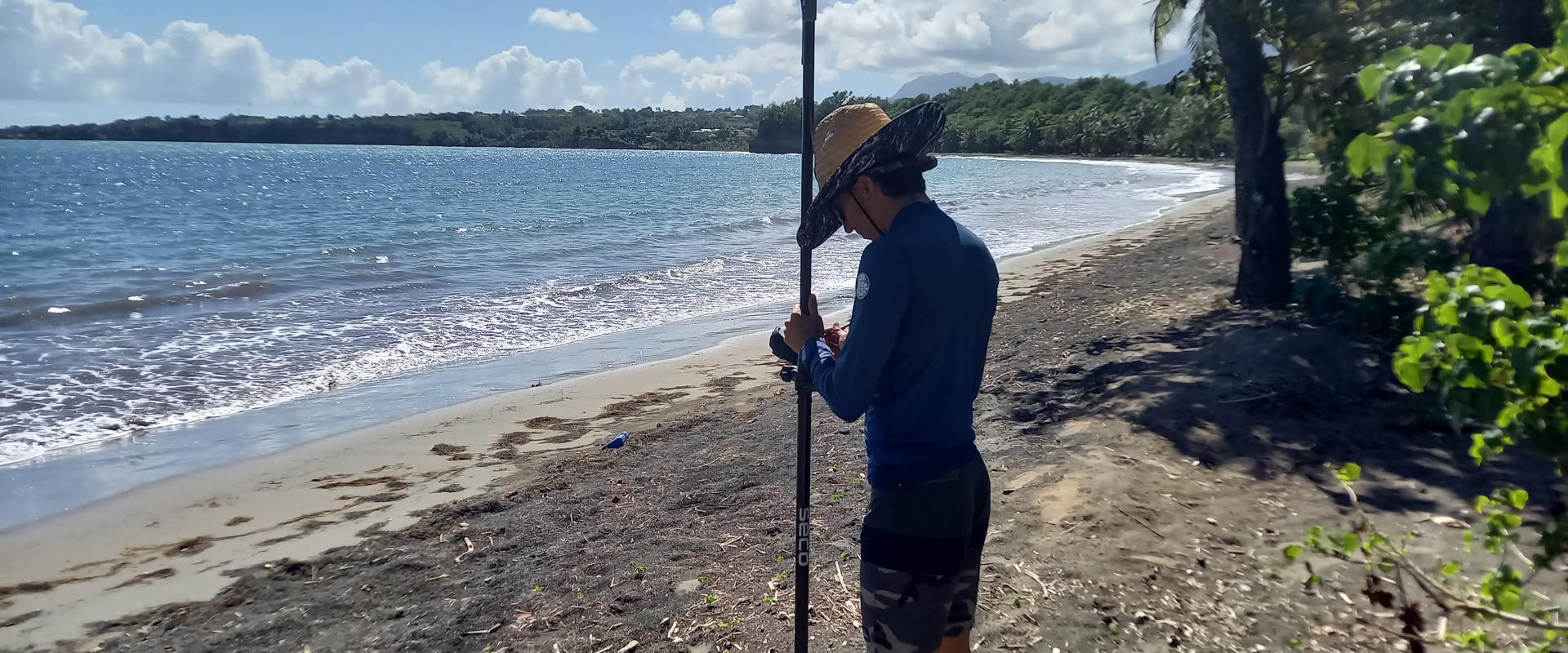 Mesure de profil topographique de plage par GPS sur le site de la plage de Sainte-Claire à Goyave 