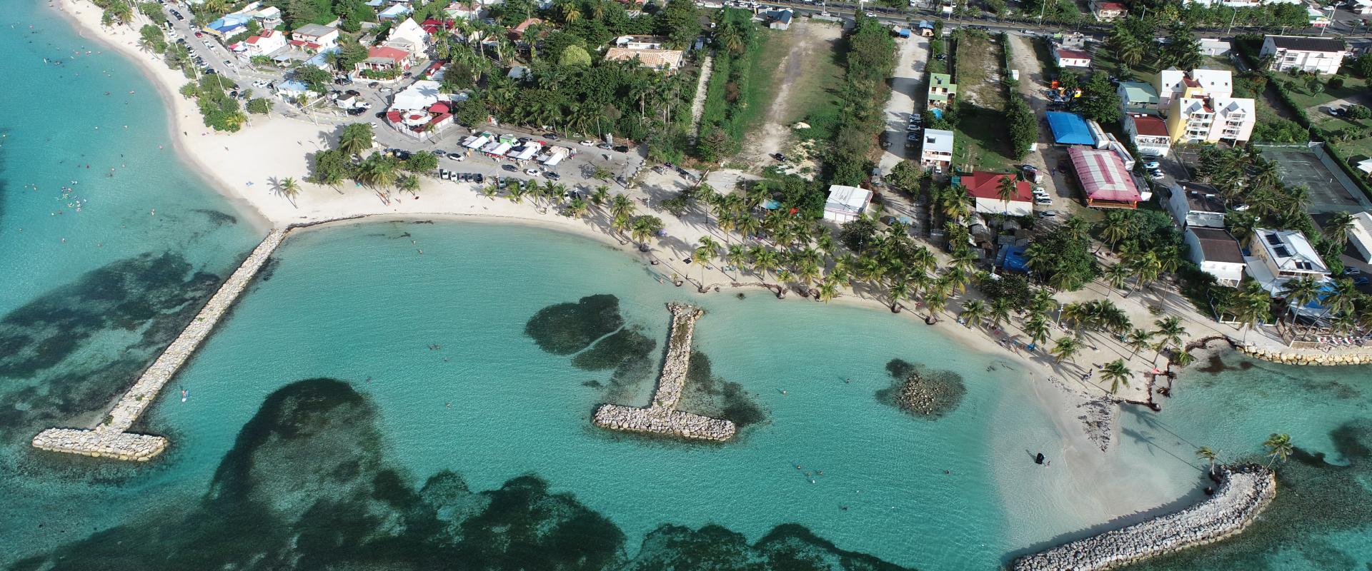 Vue aérienne de la plage du bourg de Sainte-Anne 