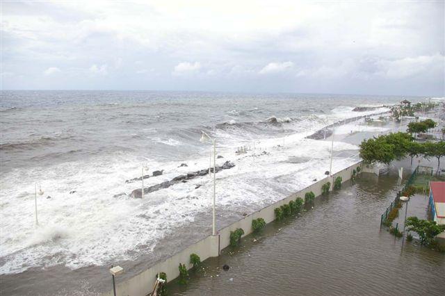 Submersion du Boulevard Maritime de Basse-Terre en 2008 suite au passage de l’ouragan OMAR