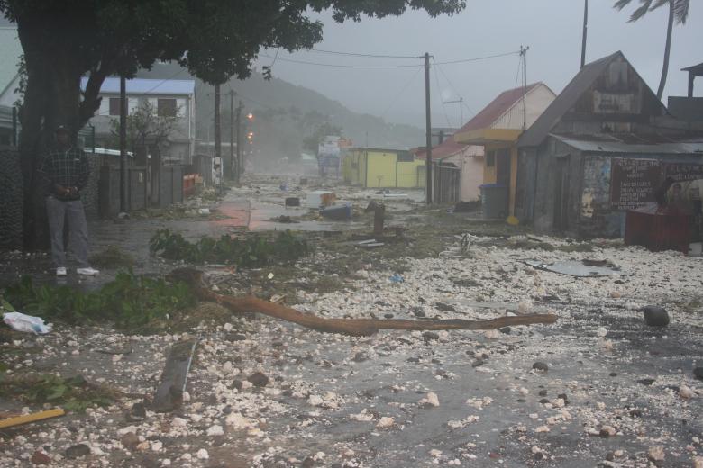 Dégâts provoqués par la submersion dans le bourg de Pointe-Noire suite au passage de l'ouragan OMAR en 2008 