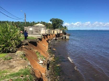 Habitations menacées par le recul de la falaise dans le secteur de Sainte-Marie à Capesterre-Belle-Eau en 2017 